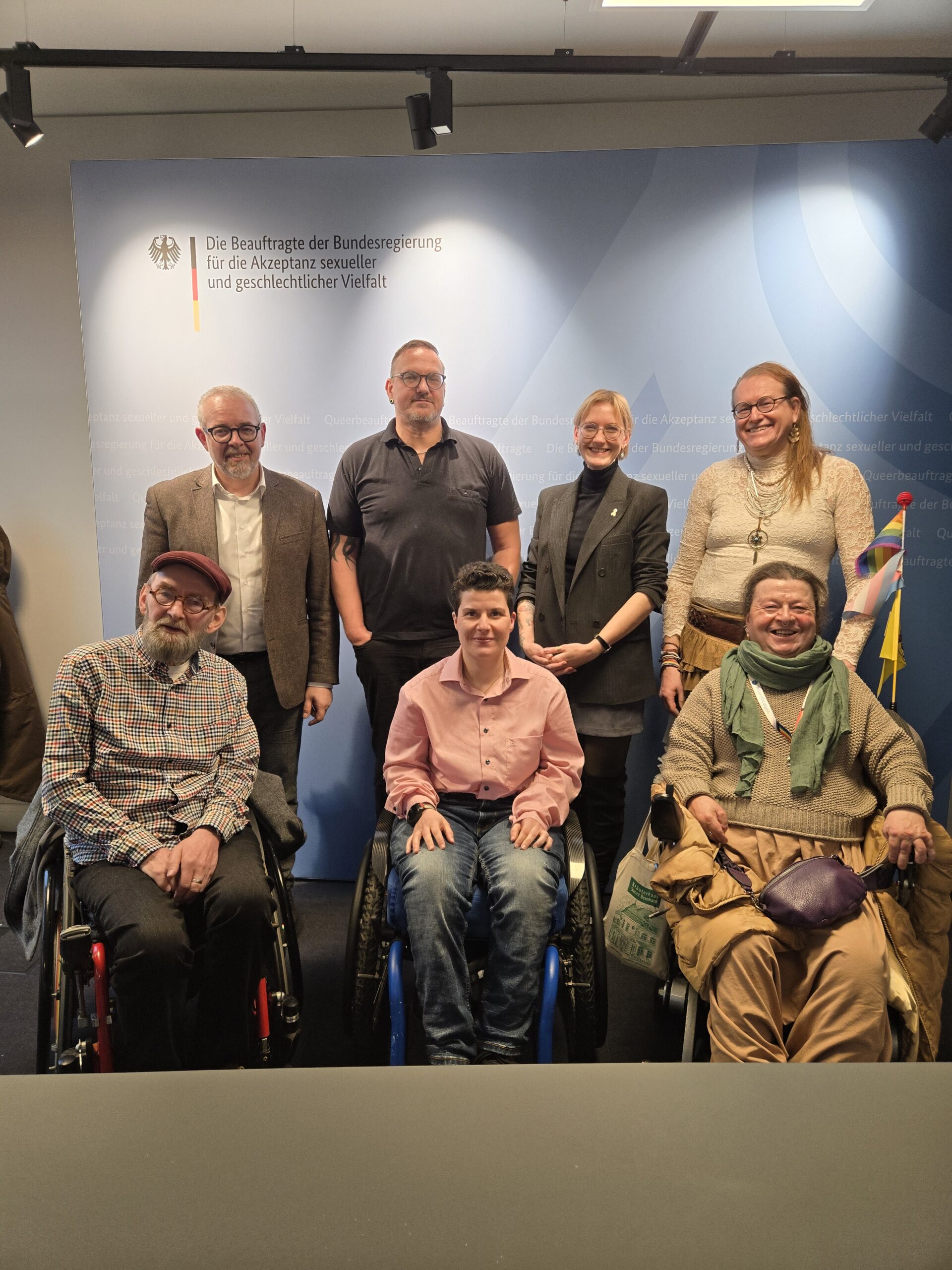 Das Bild zeigt von links nach rechts Menschen von queerhandicap e. V. und die Queerbeauftragte Sophie Koch Von links nach rechts Peter Hölscher, Dietmar Saxler, Michael Kamphus, Angela Hermann, Sophie Koch, Helga-Hedi Denu und Ulla Kenntner.